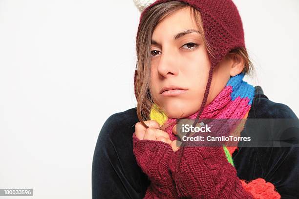 Joven Mujer Enferma Foto de stock y más banco de imágenes de Estornudar - Estornudar, Humor, Mujeres