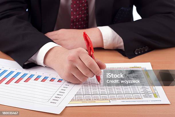 Hombre En Traje Y Documentación Financiera Foto de stock y más banco de imágenes de Adulto - Adulto, Agarrar, Autoridad