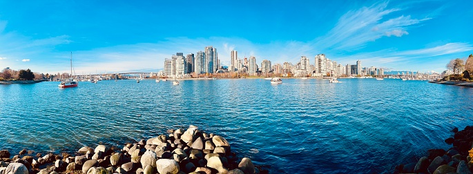 False creek Vancouver op een zonnige dag in november 2023 met de hoge gebouwen van downtown