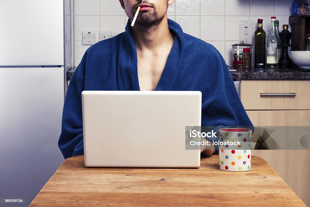 Homme en robe à la maison et de travail, FUMEUR - Photo de Ordinateur libre de droits