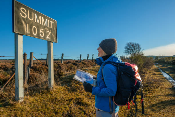 sendero de larga distancia dava way, moray, escocia - map uk hiking reading fotografías e imágenes de stock