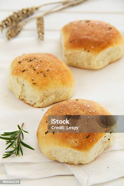 Scones Com Parmesão E Alecrim Foco Diferencial - Fotografias de stock e mais imagens de Alecrim - Alecrim, Assado no Forno, Biscoito de Leite Coalhado