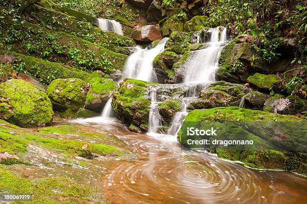 Foto de Cachoeira Com Musgo Verde e mais fotos de stock de Caindo - Caindo, Cascata, Exterior