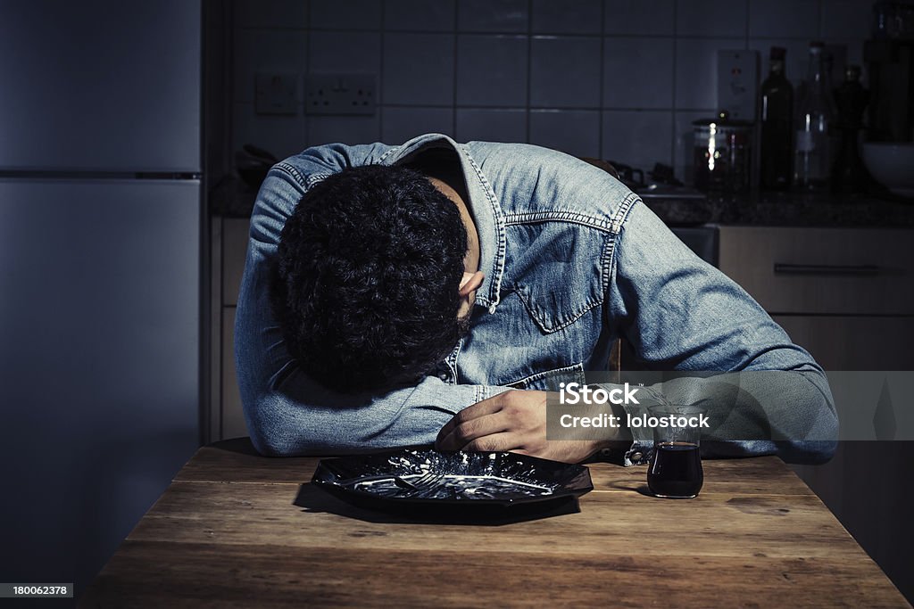 Hombre triste solo en su cocina - Foto de stock de Comer libre de derechos