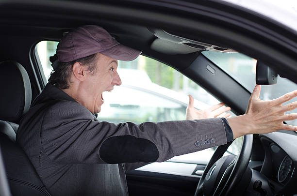 Hombre enojado malestar en práctica de los gritos de la rueda de coche - foto de stock