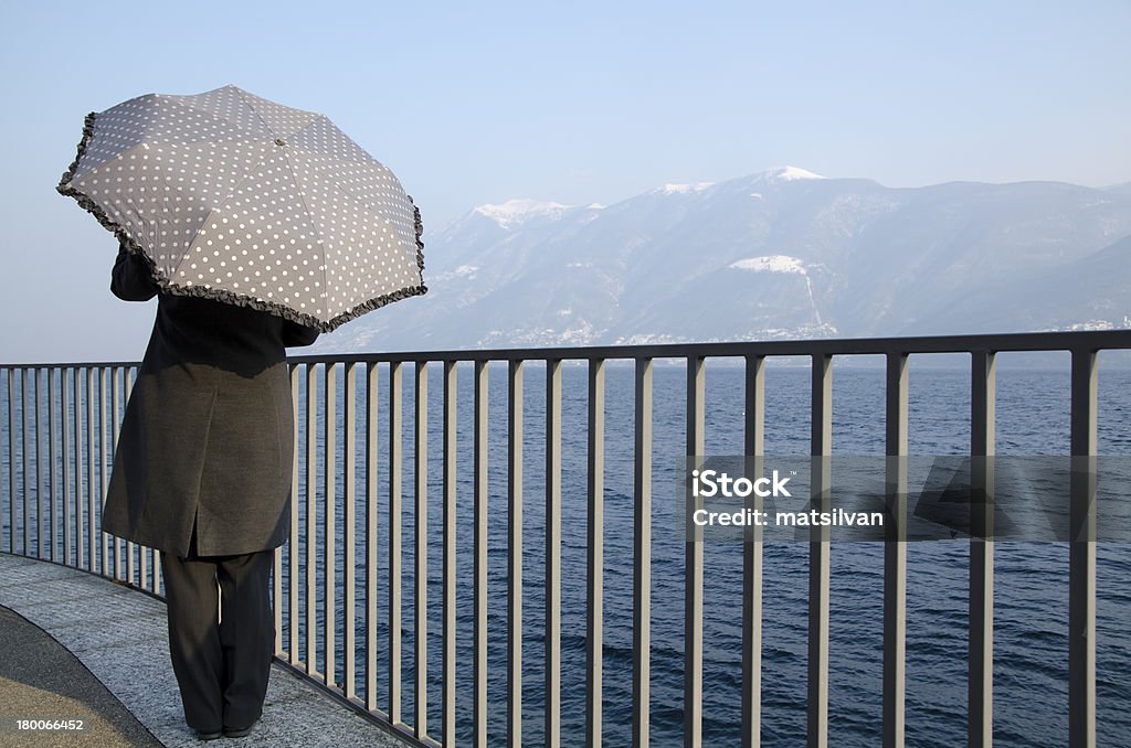 Mujer de pie sobre el lago con un paraguas - Foto de stock de Adulto libre de derechos