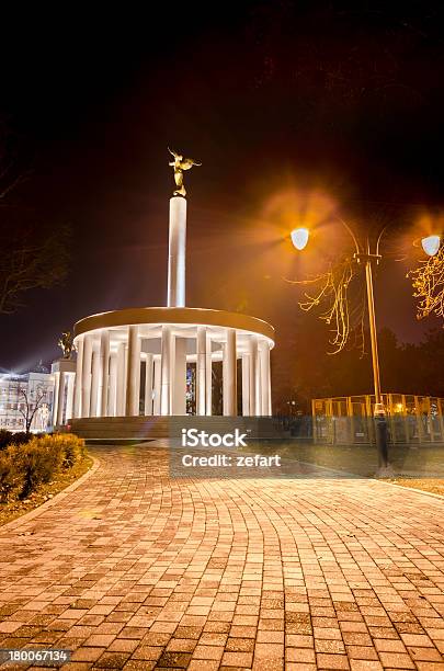 Photo libre de droit de Monument De Héros Skopje Macédoine banque d'images et plus d'images libres de droit de Blanc - Blanc, Bronze - Alliage, Capitales internationales