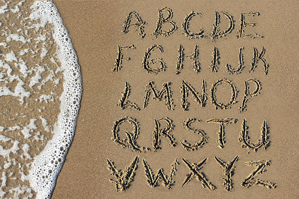 piasek alfabet i morze - sand text alphabet beach zdjęcia i obrazy z banku zdjęć