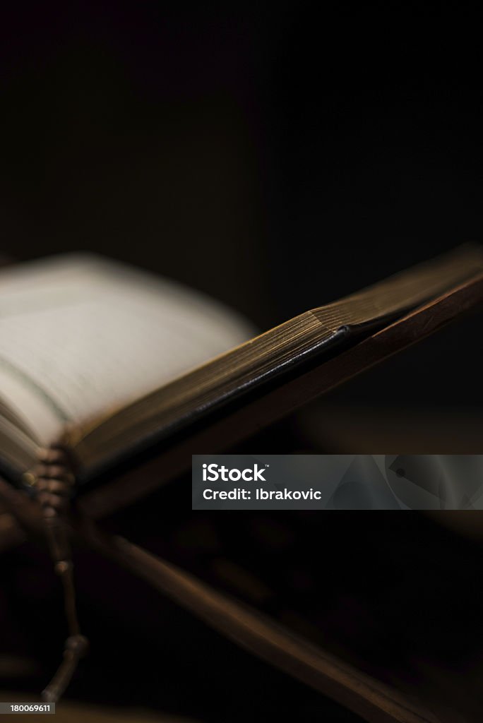 Páginas de holy rosary Corán y en el libro - Foto de stock de Abierto libre de derechos