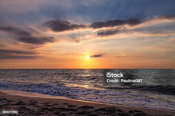 Espectacular Puesta De Sol Sobre El Mar Foto de stock y más banco de imágenes de Agua - Agua, Agua potable, Aire libre