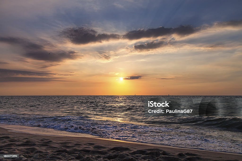 Deslumbrante pôr do sol sobre o mar - Foto de stock de Alto-Cúmulo royalty-free
