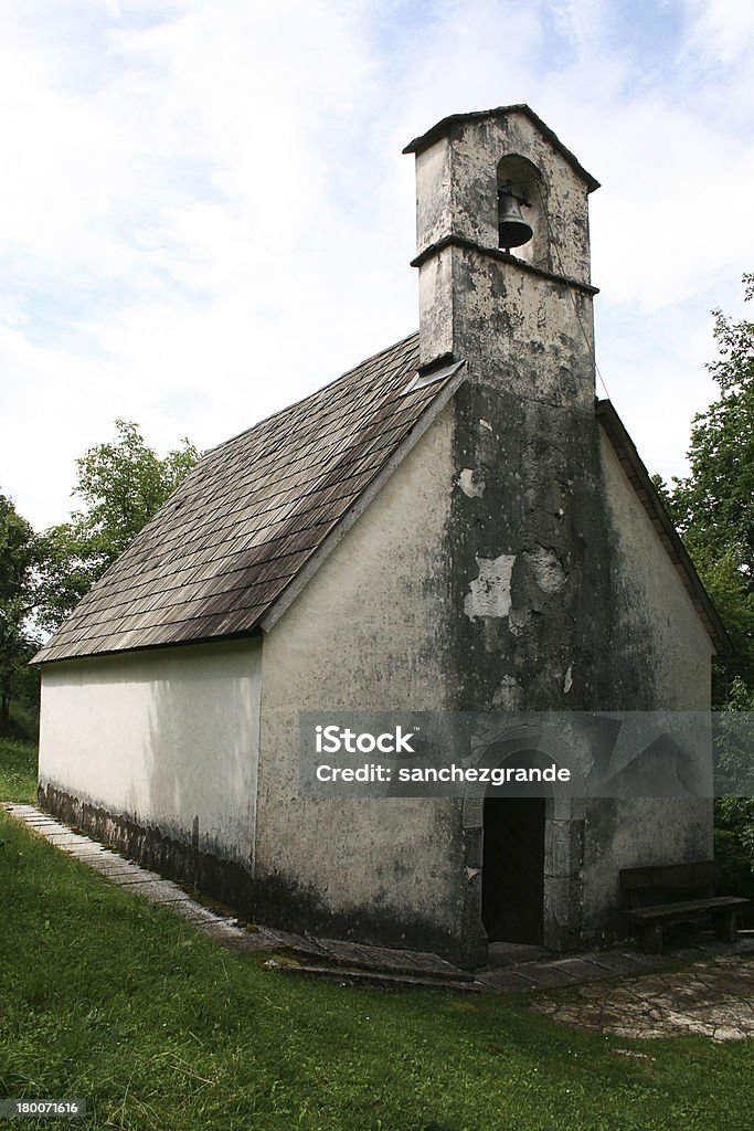 Iglesia Old rural en el bosque - Foto de stock de Abandonado libre de derechos