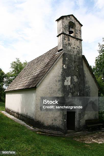 Iglesia Old Rural En El Bosque Foto de stock y más banco de imágenes de Abandonado - Abandonado, Aire libre, Ajardinado