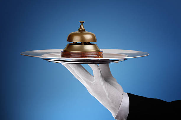 obtenir de l'aide - silver platter concierge waiter butler photos et images de collection