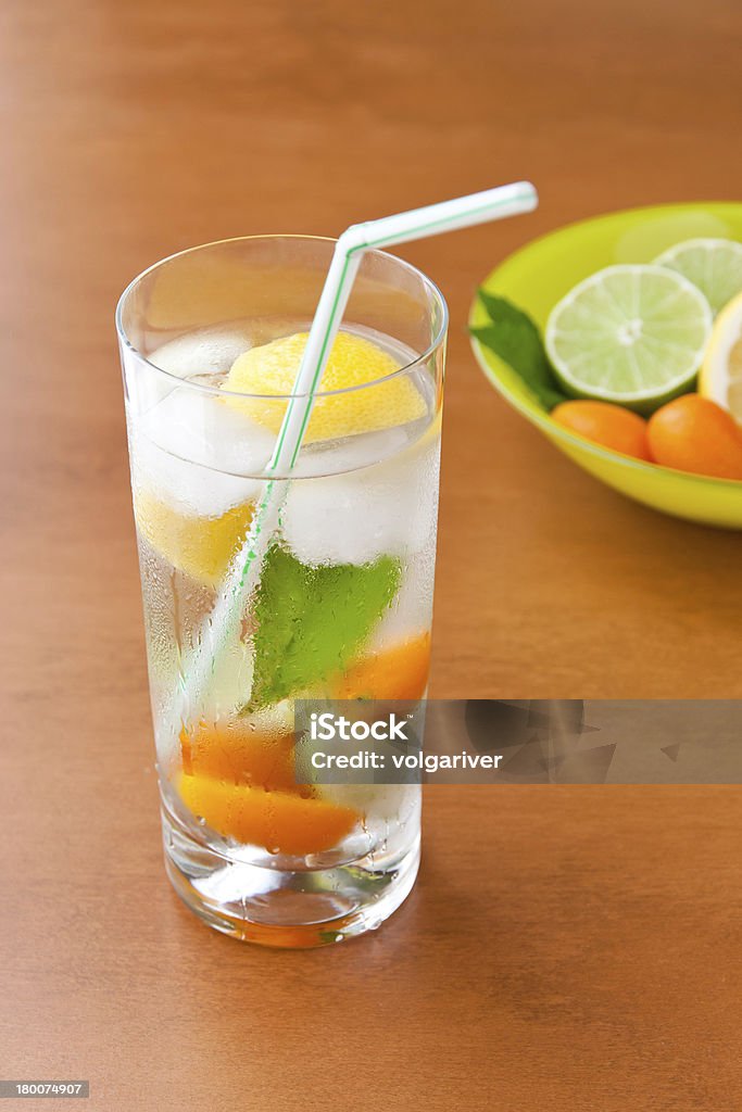Bevanda fredda fresca con limone, lime e menta, mandarini cinesi. - Foto stock royalty-free di Acqua