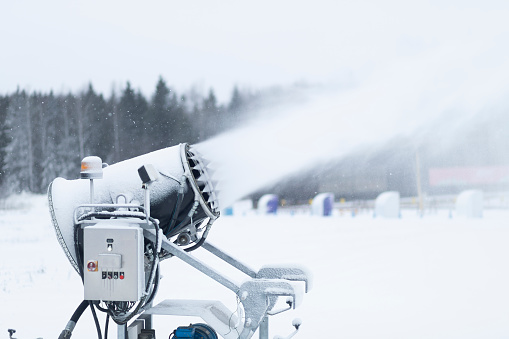 Artificial snow.A cannon for making artificial snow.