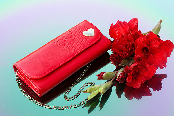 レッドのハンドバッグにチェーンとグラジオラス - change purse purse clutch bag red ストックフォトと画像