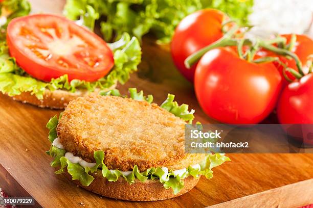 Photo libre de droit de Patty Sandwich Poulet Pané Sur Un Petit Pain banque d'images et plus d'images libres de droit de Burger - Burger, Poulet - Viande blanche, Poulet - Volaille domestique