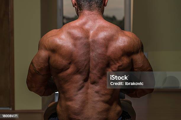 Macho Bodybuilder Dobrando A Parte De Trás - Fotografias de stock e mais imagens de Adulto - Adulto, Beleza, Bonito - pessoa