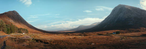 panorama della valle di glencoe nelle highlands scozzesi - cottage scotland scottish culture holiday foto e immagini stock
