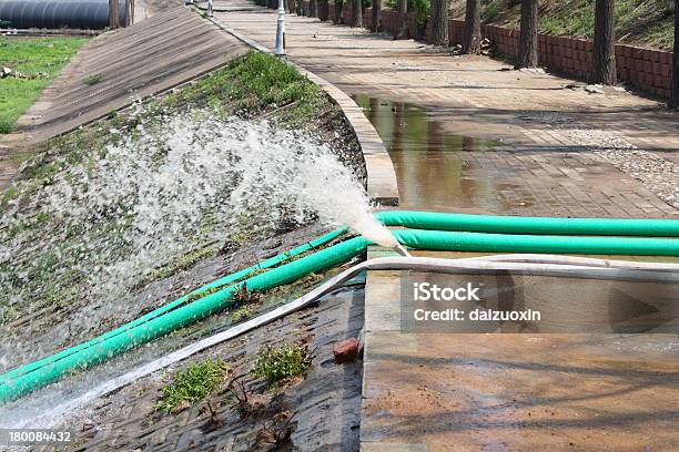 Pipe E Acqua - Fotografie stock e altre immagini di Acqua - Acqua, Acqua corrente, Acqua fluente