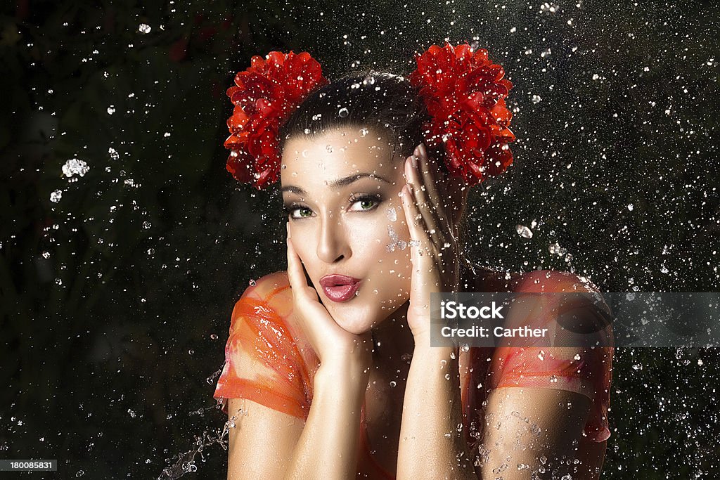 Schönheit Brunette Mädchen. Water Splash - Lizenzfrei Aktivitäten und Sport Stock-Foto