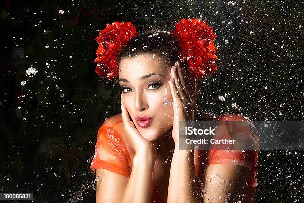 Schönheit Brunette Mädchen Water Splash Stockfoto und mehr Bilder von Aktivitäten und Sport - Aktivitäten und Sport, Attraktive Frau, Bewegung