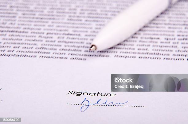 Podpis Na Umowie - zdjęcia stockowe i więcej obrazów Atrament - Atrament, Autorytet, Biurko
