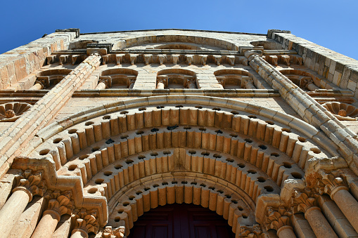 Zamora, Leon, Castilla y León, Spain: the medieval Cathedral of Zamora - Bishop's Gate (Puerta del Obispo), four archivolts with semicircular arches and ornamented by lobes. The archivolts rest on three pairs of columns and on the jambs, the capitals are decorated with floral motifs.