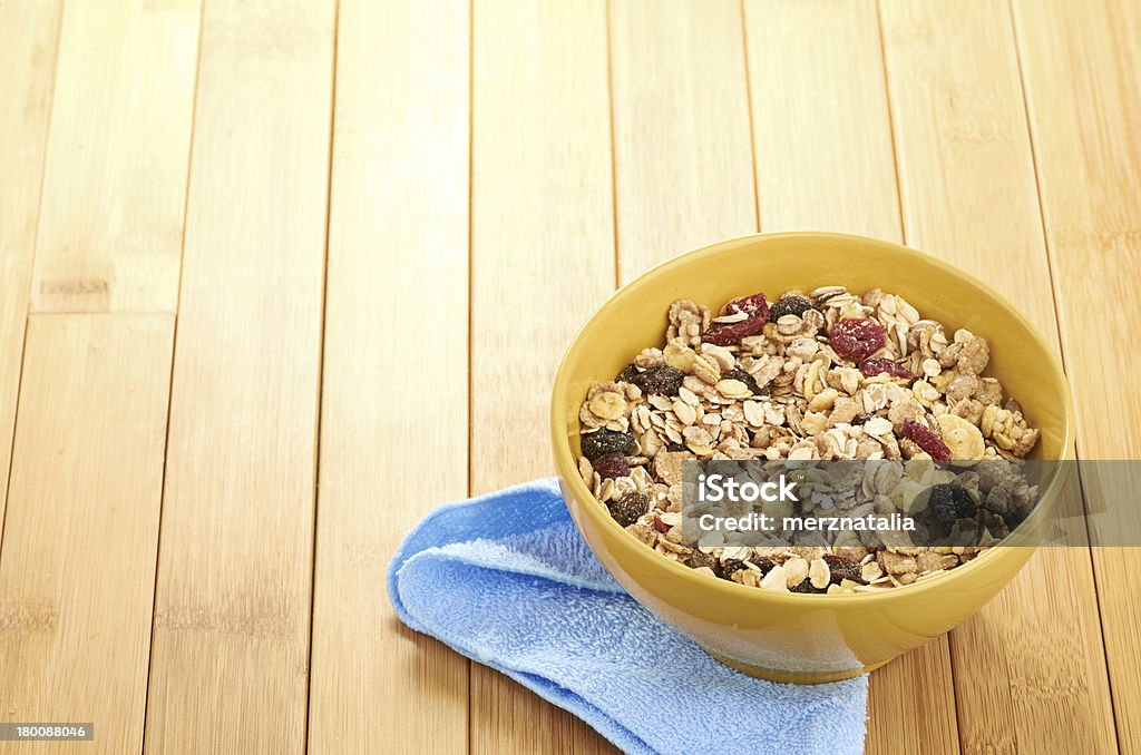 Deliziosa e salutare di cereali con latte in una ciotola - Foto stock royalty-free di Ambientazione interna