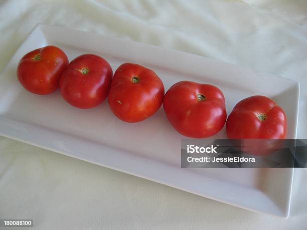Pomodori Maturi - Fotografie stock e altre immagini di Alimentazione sana - Alimentazione sana, Bianco, Cibo