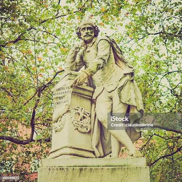 Estatua De Estilo Retro De Shakespeare Foto de stock y más banco de imágenes de Cuadrado - Composición - Cuadrado - Composición, Estatua, Fotografía - Imágenes