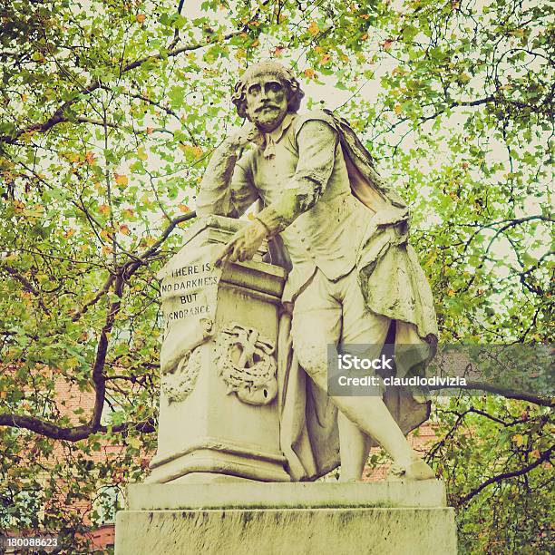 Look Retrò Statua Di Shakespeare - Fotografie stock e altre immagini di Fotografia - Immagine - Fotografia - Immagine, Leicester Square, Monumento