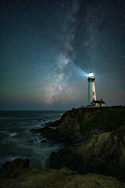 vía láctea sobre el faro de pigeon point - pigeon point lighthouse fotografías e imágenes de stock