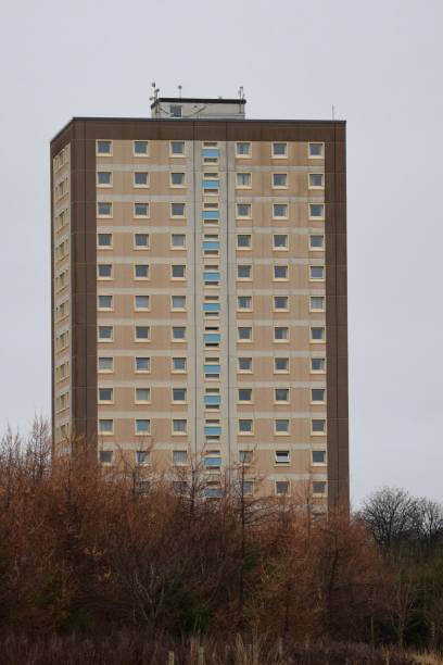 シートンの超高層ビル - uk housing problems housing development poverty ストックフォトと画像