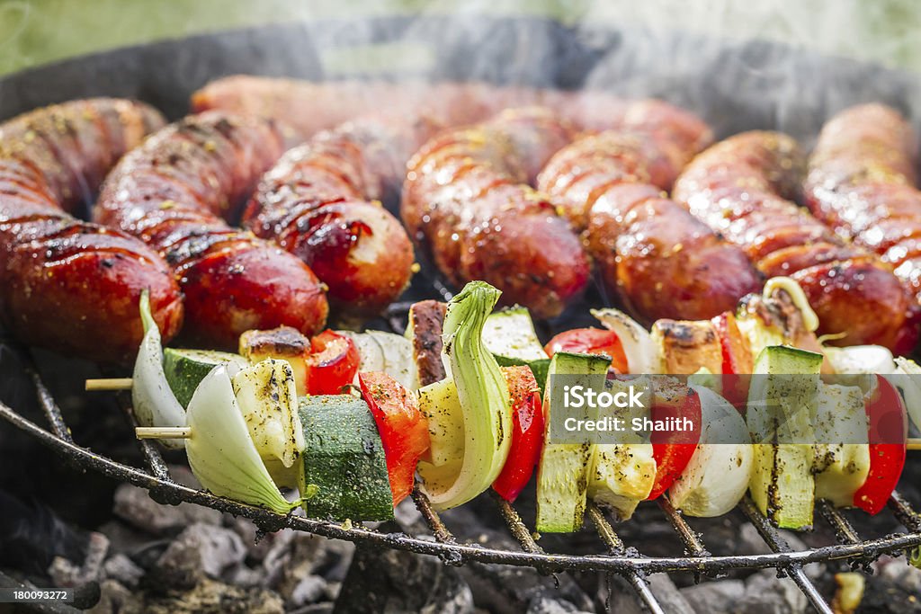 Zbliżenie z kiełbasy i oprzeć na grill - Zbiór zdjęć royalty-free (Barbecue)