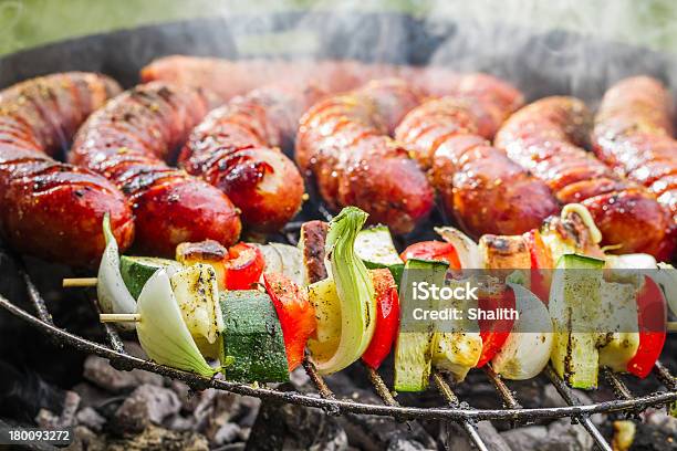 Zbliżenie Z Kiełbasy I Oprzeć Na Grill - zdjęcia stockowe i więcej obrazów Barbecue - Barbecue, Bez ludzi, Cebula