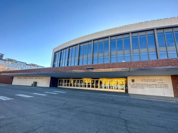 l'auditorium del giubileo dell'alberta settentrionale nel campus dell'università di alberta a edmonton - urban scene canada city horizontal foto e immagini stock