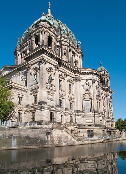 catedral de berlim - berlin cathedral berlin germany museum island sunlight imagens e fotografias de stock