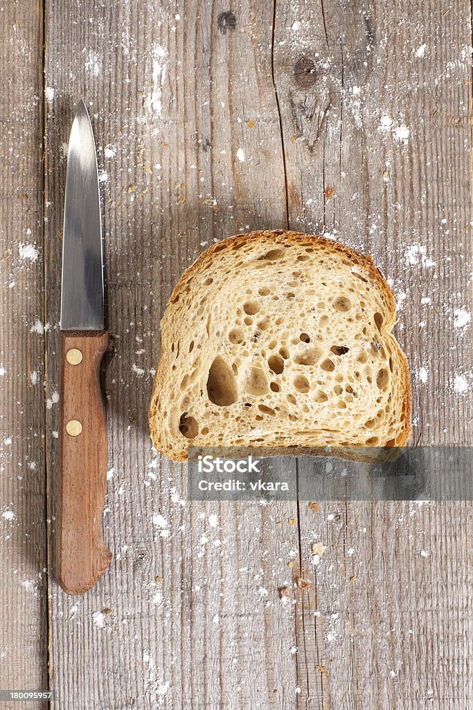スライスのパン、木製の背景に、ナイフ - オーガニックのロイヤリティフリーストックフォ��ト