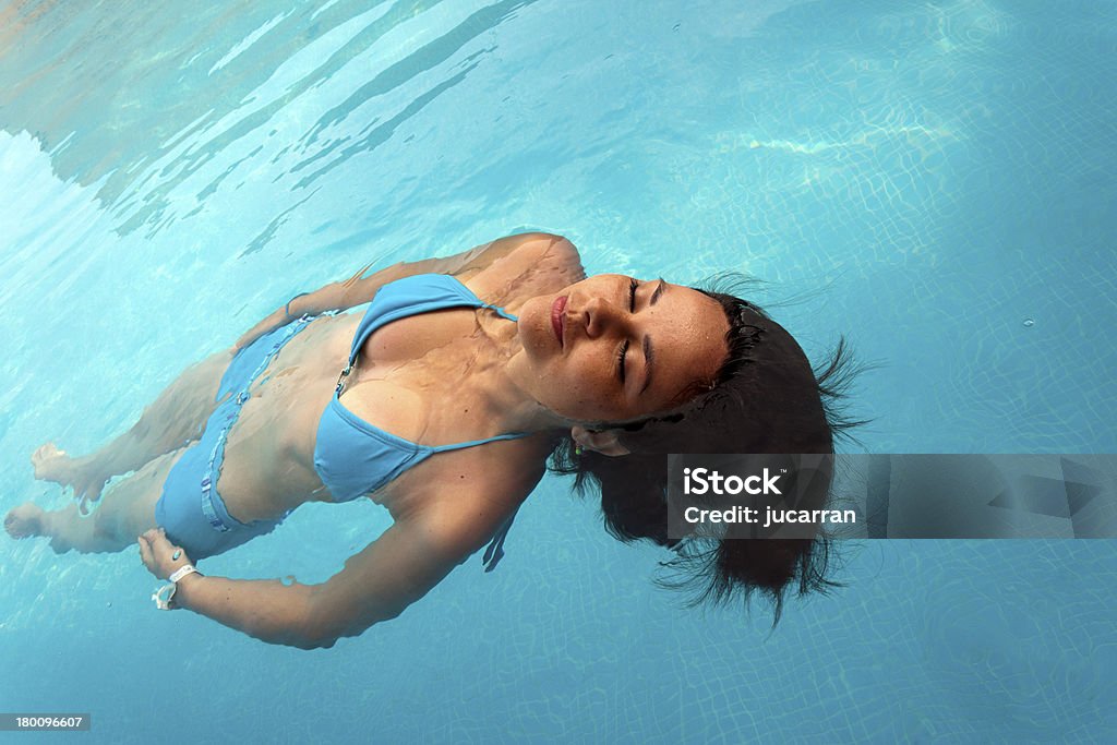 Beautifull 여자 부유식 만들진 수영장 - 로열티 프리 갈색 머리 스톡 사진