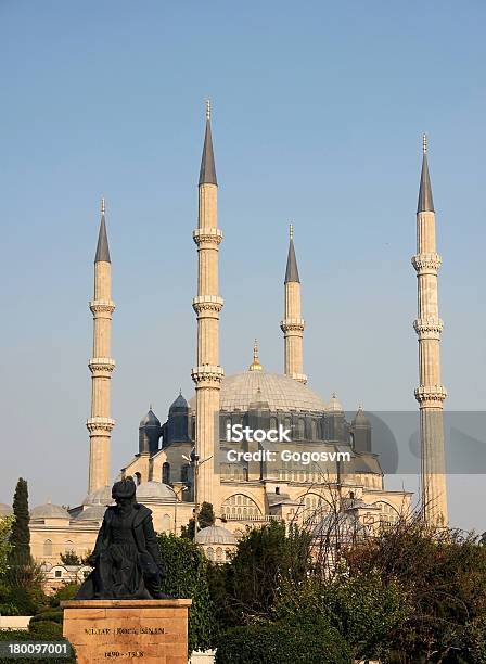 Selimiye Мечеть И Статуя Его Архитектора Синана Mimar — стоковые фотографии и другие картинки Ottoman Empire