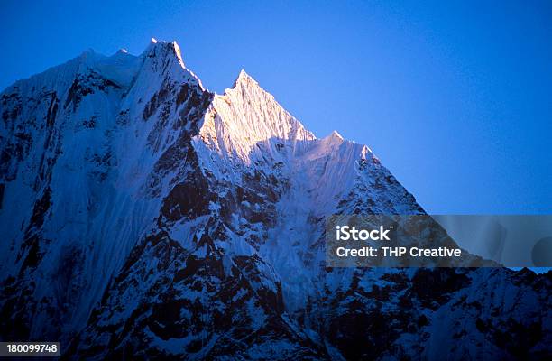 Foto de Montanhas Do Himalaia e mais fotos de stock de Azul - Azul, Coberto de Neve, Céu - Fenômeno natural