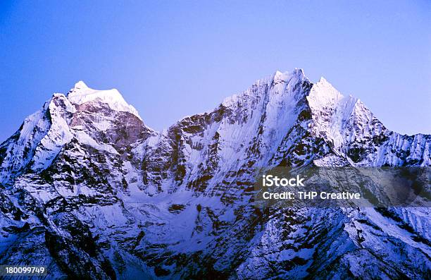 Himalaya Montagne - Fotografie stock e altre immagini di Ambientazione esterna - Ambientazione esterna, Asia, Blu
