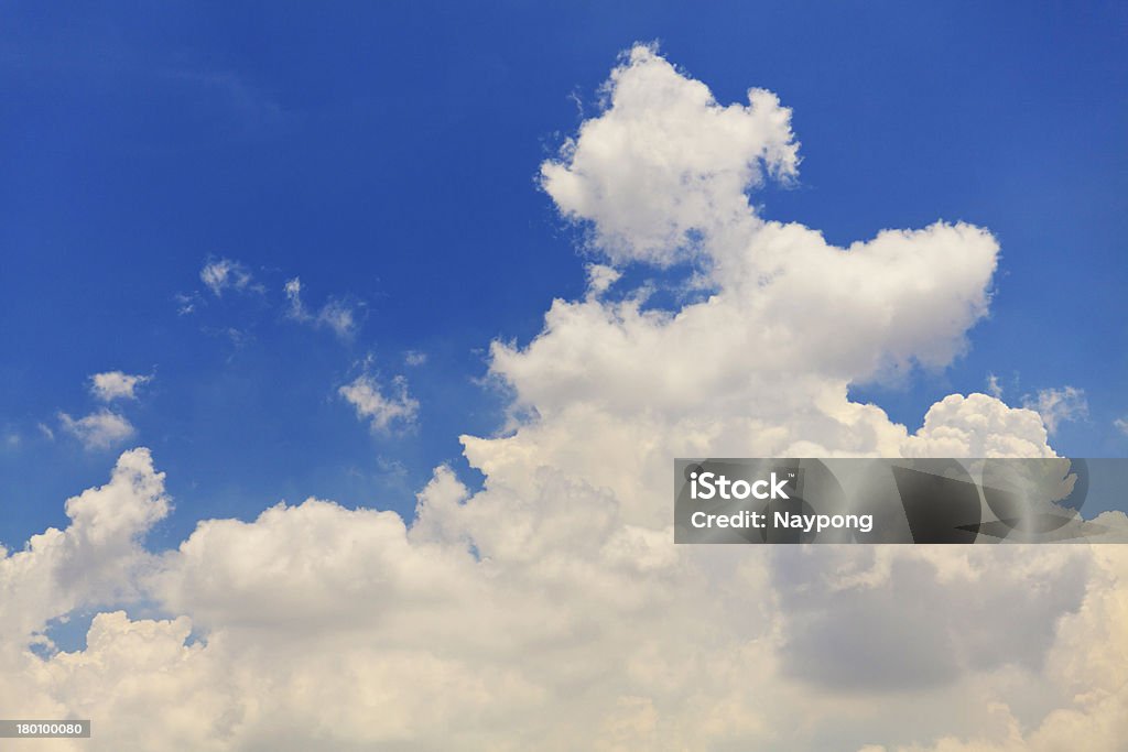 Nuvole bianche nel cielo blu - Foto stock royalty-free di Ambientazione esterna