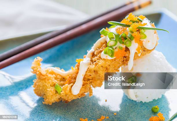 Sushi Impanato Fritto - Fotografie stock e altre immagini di Antipasto - Antipasto, Arancione, Bacchette cinesi