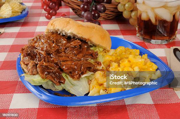 Sloppy Joe En La Mesa De Picnic Foto de stock y más banco de imágenes de Al horno - Al horno, Alimento, Barbacoa - Comida