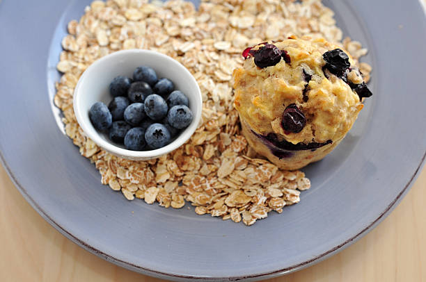 zdrowe muffiny owsiane z jagodami - blueberry muffin zdjęcia i obrazy z banku zdjęć