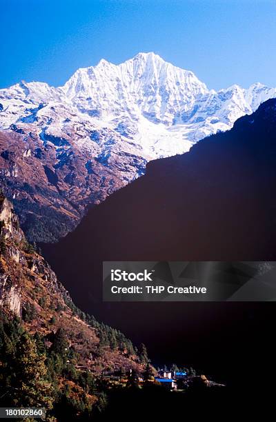 Foto de Montanhas Do Himalaia e mais fotos de stock de Azul - Azul, Coberto de Neve, Céu - Fenômeno natural