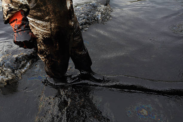 istock clean up Crude oil stain 180102980